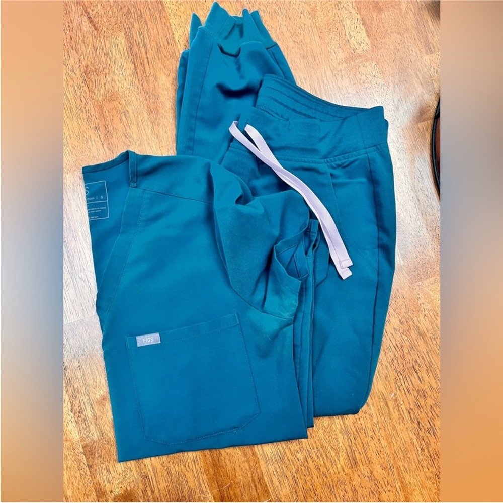 Figs set Caribbean Blue Limited Edition Small Top Medium Bottom